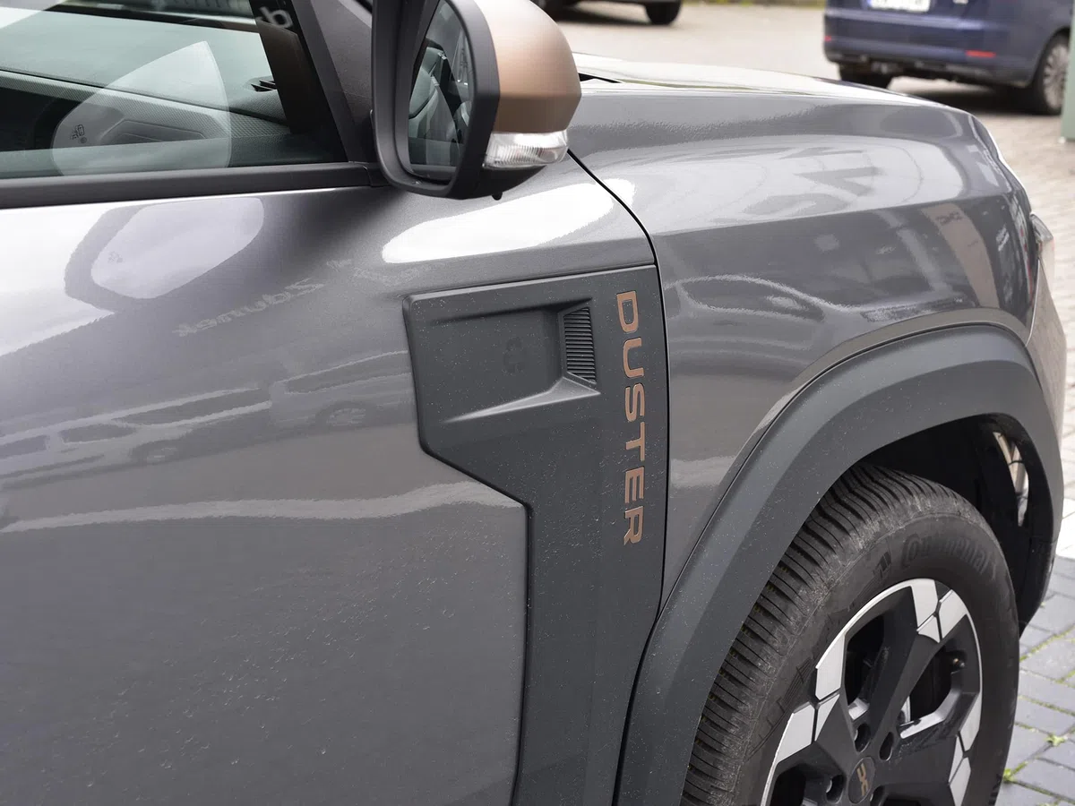 Cubierta de acero para 2024+ Dacia.Duster III 3 (P1310) | Inserto para letras (exterior) - Estilo marrón cobre | 12 piezas Essential Expression Journey Extreme Duster Accesorios Tuning