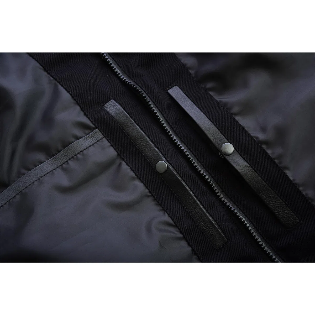 Leatherick Hombre Warrior Tactical Style Denim y Top Grain Buffalo Leather Chaleco de motorista con bolsillos profundos y perforados en los bolsillos