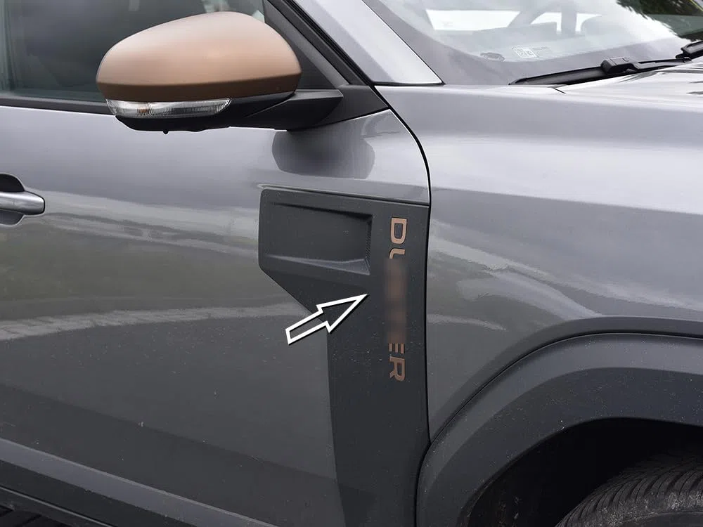 Cubierta de acero para 2024+ Dacia.Duster III 3 (P1310) | Inserto para letras (exterior) - Estilo marrón cobre | 12 piezas Essential Expression Journey Extreme Duster Accesorios Tuning