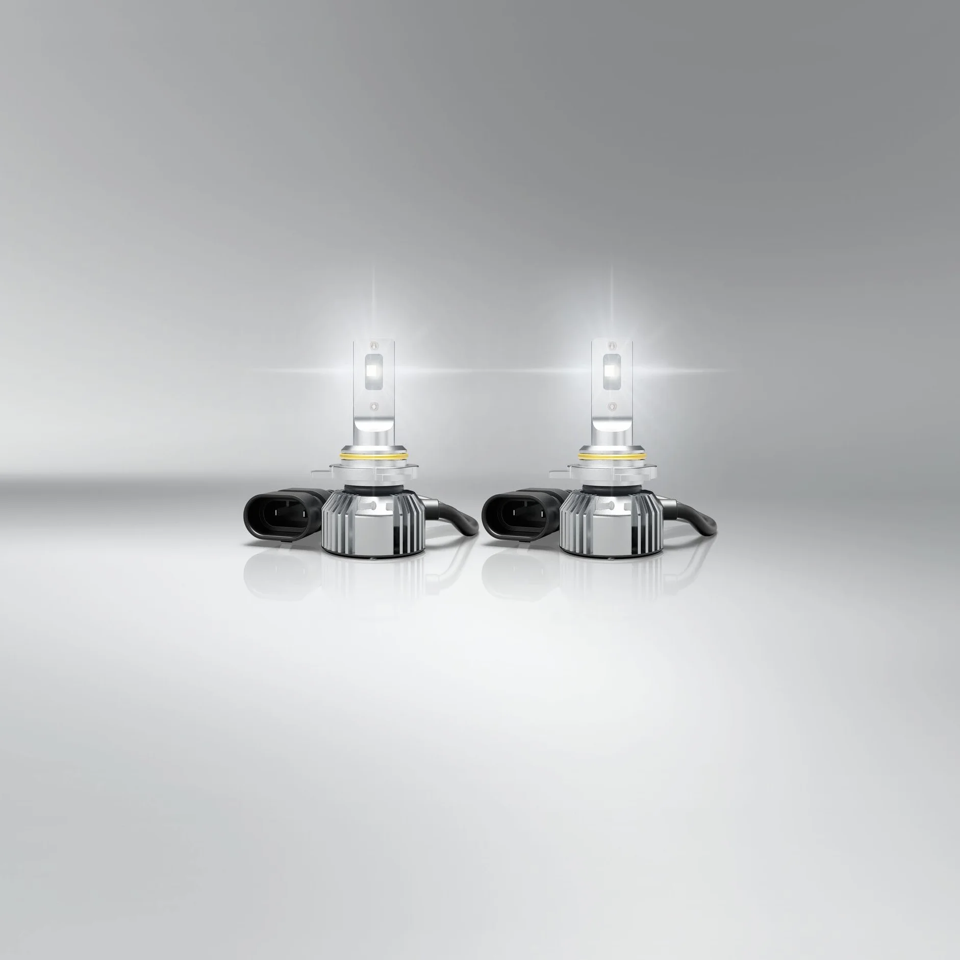 OSRAM NIGHT BREAKER LED SMART HIR2; hasta un 330% más de brillo; 6000 K, luz LED de carretera y de cruce con homologación para circular por carretera