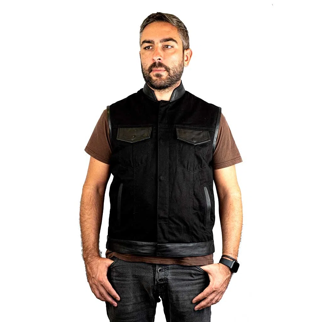 Chaleco motero vaquero negro con detalles en cuero modelo SOA de IGUANA CUSTOM COLLECTION estilo biker custom para poner parches de clubs o freebikers